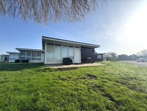 Exterior - Chalet Retreat With Outdoor Pools Close (Chichester)