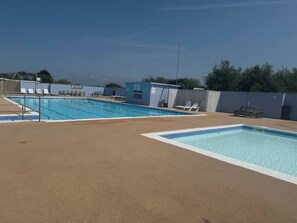 Pool - Chalet Retreat With Outdoor Pools Close (Chichester)