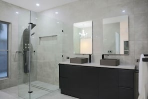 Hair dryer, towels, soap, toilet paper - Serenade Retreat, At Coomera Waters, Gold Coast (Coomera)
