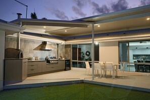 Outdoor dining - Serenade Retreat, At Coomera Waters, Gold Coast (Coomera)
