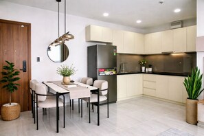 Dining - 1BR Apartment near VSIP – Pool & Gym (Thành phố Thủ Dầu Một)