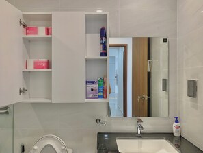 Bathroom - 1BR Apartment near VSIP – Pool & Gym (Thành phố Thủ Dầu Một)