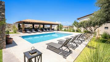 2 outdoor pools