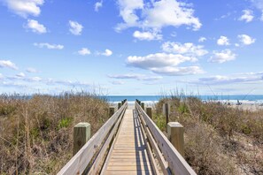 On the beach - Dog Friendly-Sandy Dunes-Sleeps 6-3br/2b-Oceanfront-WIFI (North Myrtle Beach)