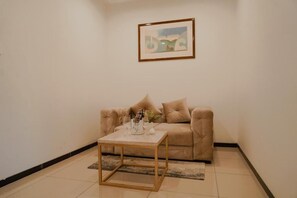 Suite, balcon, vue piscine | Coin séjour