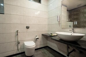 Chambre Double Supérieure, balcon | Salle de bain