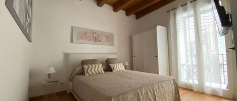Iron/ironing board, internet, bed sheets