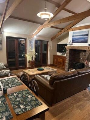 Interior - Secluded Lakeside Log Cabin near to beautiful Pembrokeshire beaches. (Whitland)