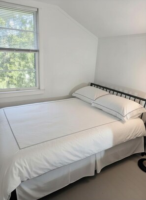 WiFi, bed sheets -  fantastic 2-bedroom apartment deck and water view in walk to village Sag Harbor (Sag Harbor)