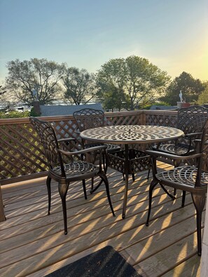 Outdoor dining -  fantastic 2-bedroom apartment deck and water view in walk to village Sag Harbor (Sag Harbor)