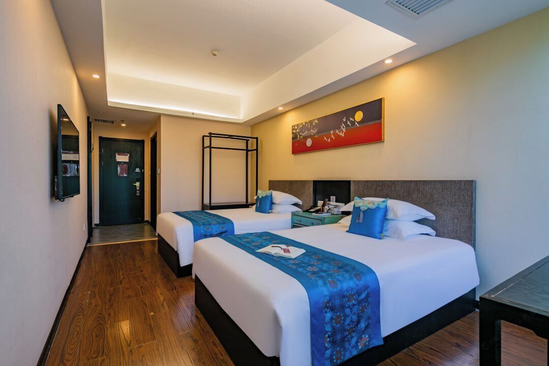 غرفة بسريرين منفصلين بتجهيزات أساسية