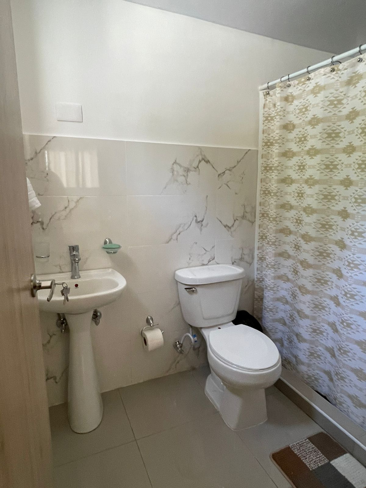 Regadera, toallas, jabón, papel de baño 