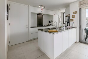 Cookware/dishes/utensils, dining tables - 3 bedroom accommodation in Nieuwpoort (Nieuwpoort)