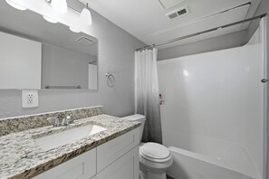 Hair dryer, towels - Charming 2-bedroom 1-bath with modern style appeal (Denton)