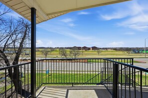 Property grounds - Charming 2-bedroom 1-bath with modern style appeal (Denton)