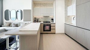 Una cocina moderna con una isla central, electrodomésticos integrados y un diseño minimalista.