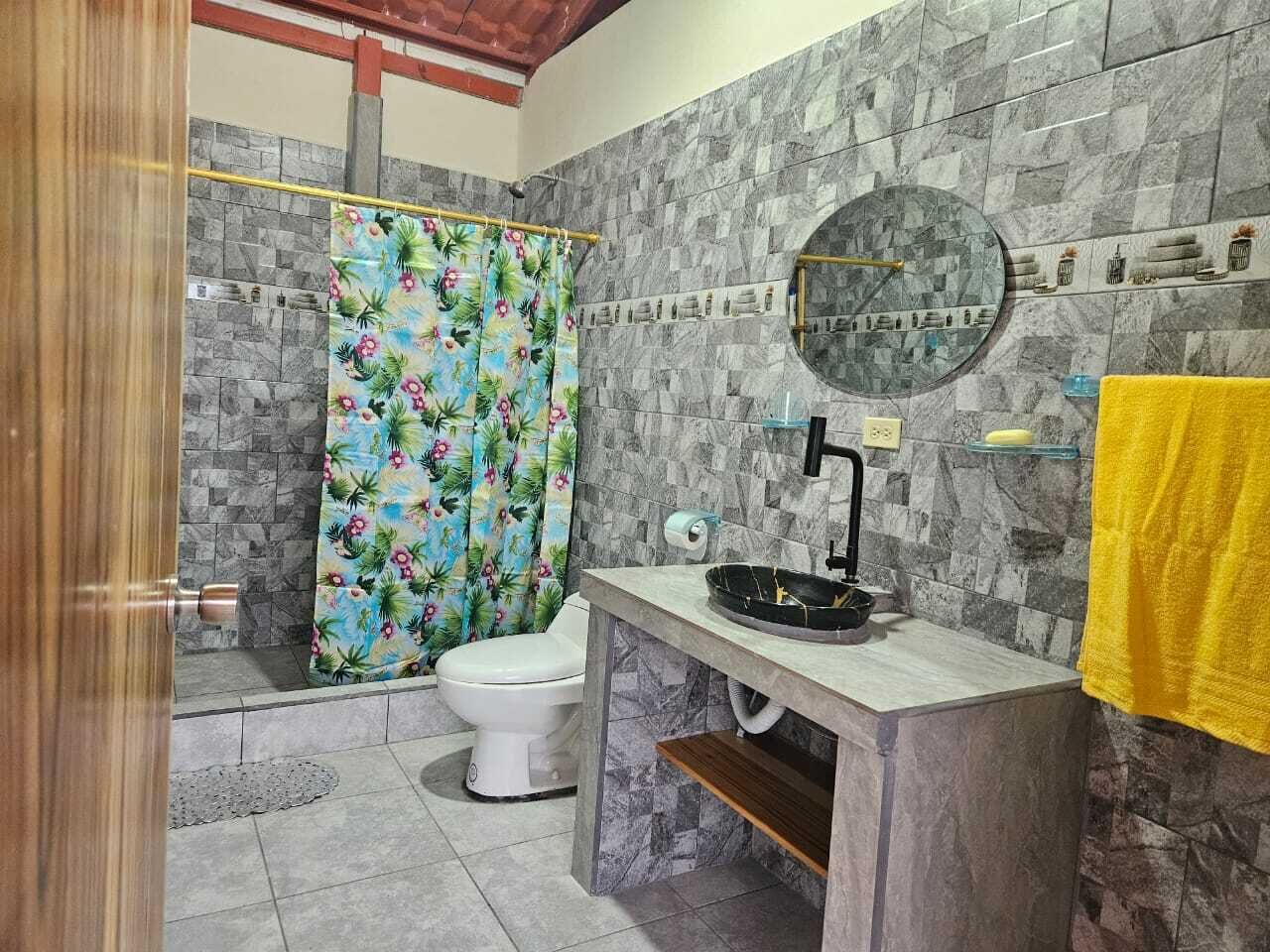 Dusche, Handtücher, Seife, Toilettenpapier