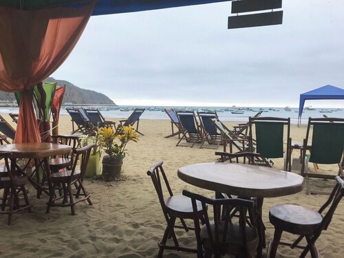 Tranquil 2-bedroom beach cabaña in welcoming Puerto Lopez perfect for relaxing!