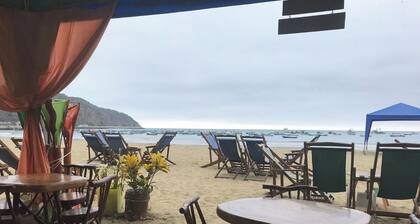 Tranquil 2-bedroom beach cabaña in welcoming Puerto Lopez perfect for relaxing!