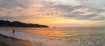 Tranquil 2-bedroom beach cabaña in welcoming Puerto Lopez perfect for relaxing!