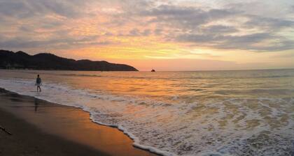 Tranquil 2-bedroom beach cabaña in welcoming Puerto Lopez perfect for relaxing!