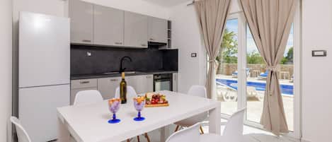 Coffee/tea maker, fridge, microwave, oven