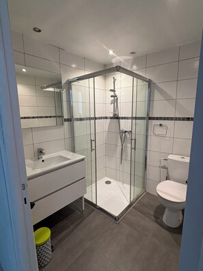 Shower, hair dryer, towels, soap - Mazurka House (Tulette)