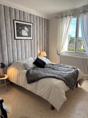 Iron/ironing board, travel cot, WiFi, bed sheets - Mazurka House (Tulette)