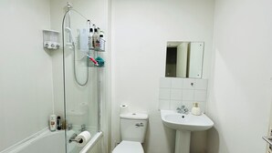 Ein Badezimmer mit Badewanne, Toilette und Waschbecken.