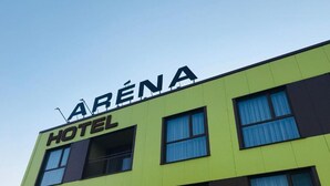 A hotel named 'ARENA' with multiple windows and a flat facade. - Hotel Aréna (Brumov-Bylnice)