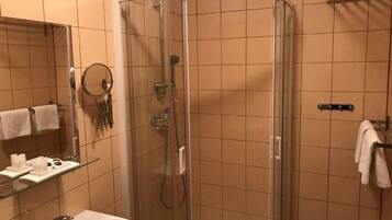 Comfort Double or Twin Room, City View | Bathroom