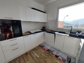 Oven, stovetop, dishwasher - Apartment in the center, bright and modern style in Villasimius (Villasimius)