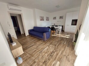 TV - Apartment in the center, bright and modern style in Villasimius (Villasimius)