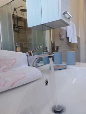 Shower, hair dryer, bidet, towels - Apartment in the center, bright and modern style in Villasimius (Villasimius)
