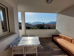 Outdoor dining - Apartment in the center, bright and modern style in Villasimius (Villasimius)