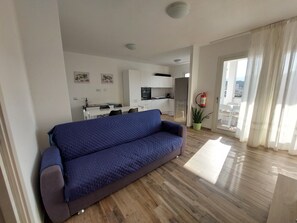 TV - Apartment in the center, bright and modern style in Villasimius (Villasimius)