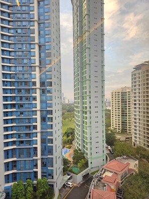 Exterior - Golfview High-Floor Bright 1BR in BGC (Taguig)