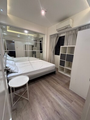 Iron/ironing board, WiFi, bed sheets - Golfview High-Floor Bright 1BR in BGC (Taguig)