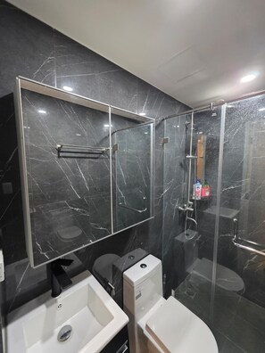 Shower, hair dryer, bidet, towels - Golfview High-Floor Bright 1BR in BGC (Taguig)