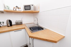 Fridge, microwave, oven, stovetop - NEW to VRBO: Central Lerwick Stay; Harbour Views, Log Burner (Lerwick)