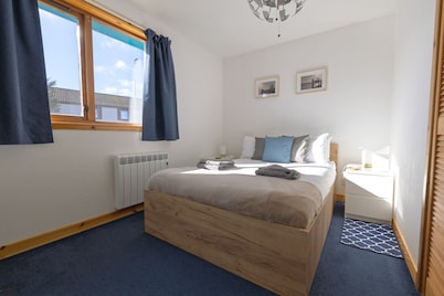 NEW to VRBO: Coastal Stay Near Lerwick, Walk To Beach, Parking