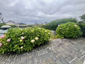 Property grounds - Family vacation home facing the beach on the edge of the GR34 (Porspoder)