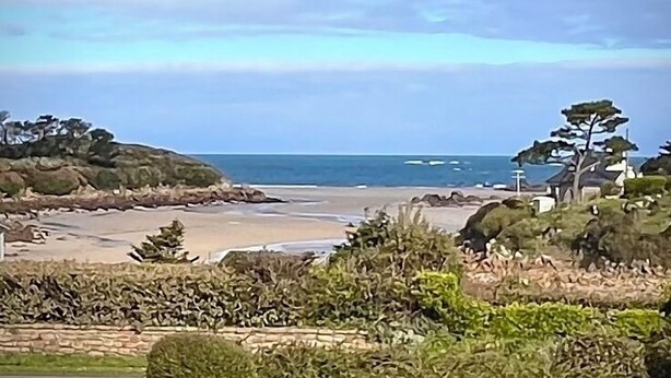 A coastal landscape with a beach, rocky outcrops, and vegetation. - Family vacation home facing the beach on the edge of the GR34 (Porspoder)