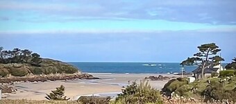 Family vacation home facing the beach on the edge of the GR34