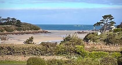 Family vacation home facing the beach on the edge of the GR34