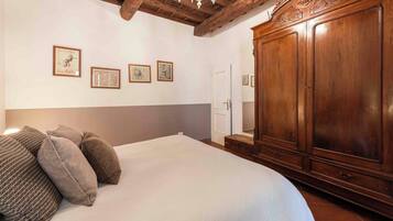 Classic Apartment | Iron/ironing board, free WiFi