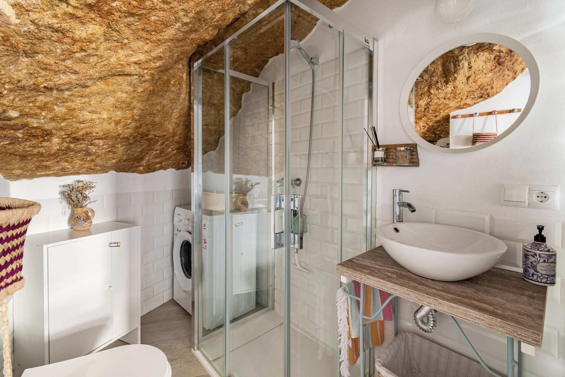 Douche, sèche-cheveux, serviettes fournies, savon