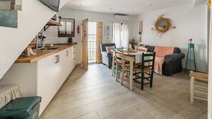 Een knus woongedeelte met kitchenette, een eethoek en zithoek.