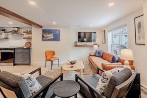 Smart TV, offices - Bond Designer Home 3BR Parking Central DT (St. John's)