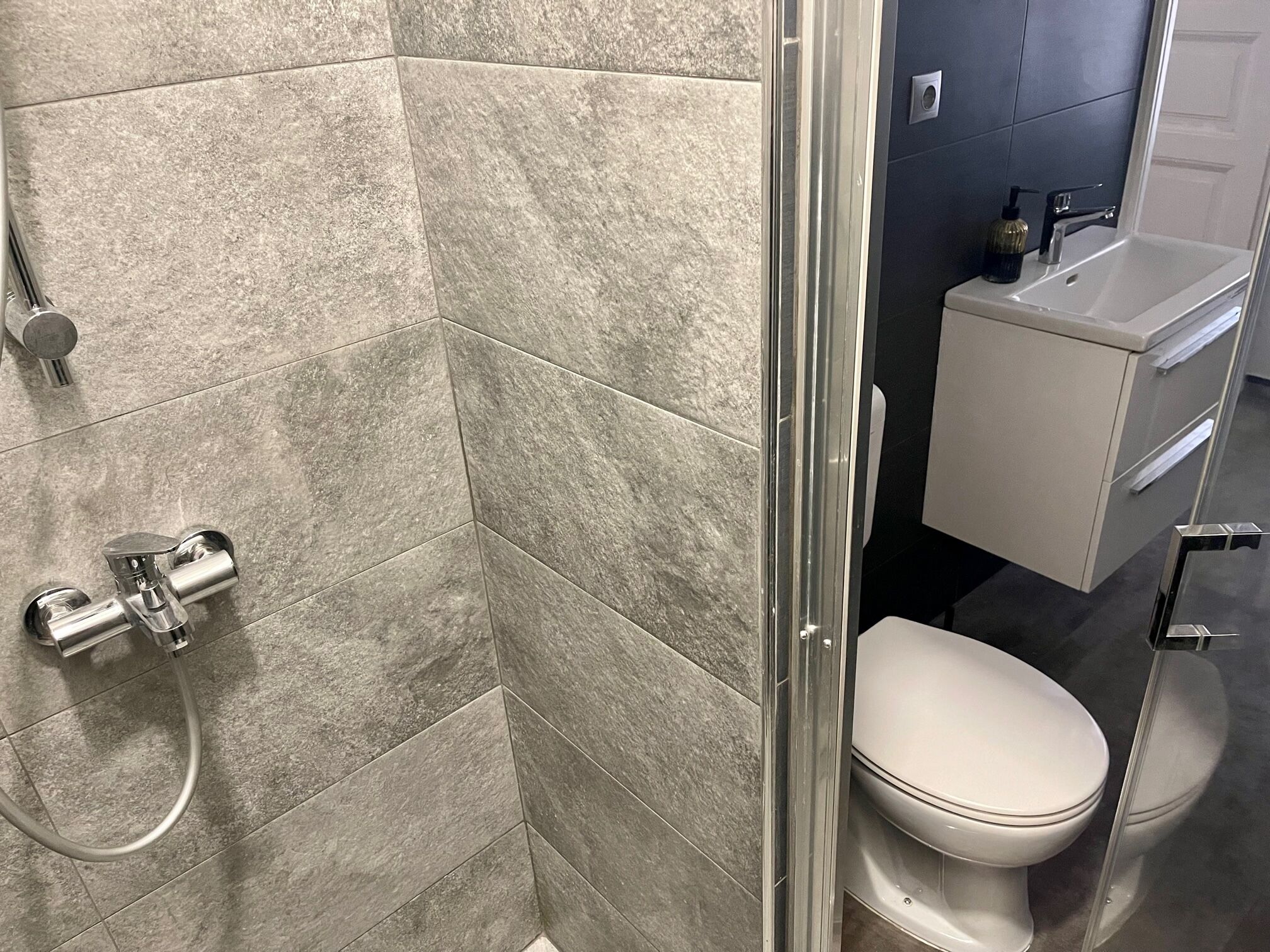 Een douche, een haardroger, handdoeken, zeep
